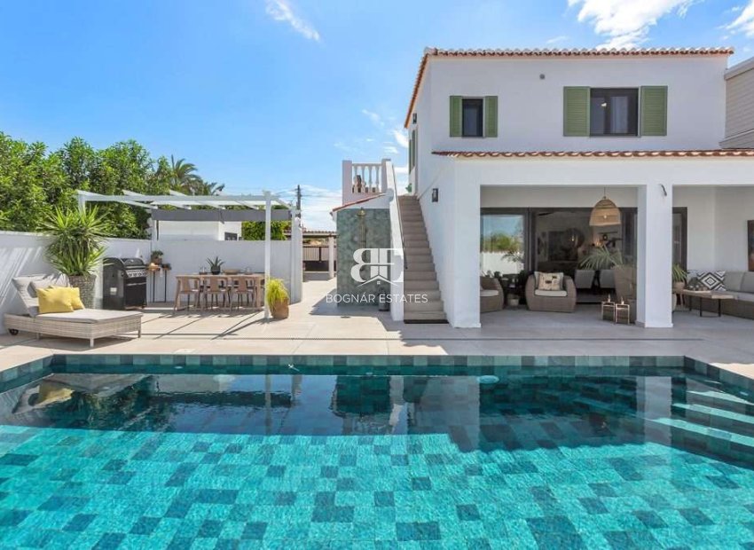 Resale - Villa / Semi-detached Villa -
Torrevieja - Torreta Florida