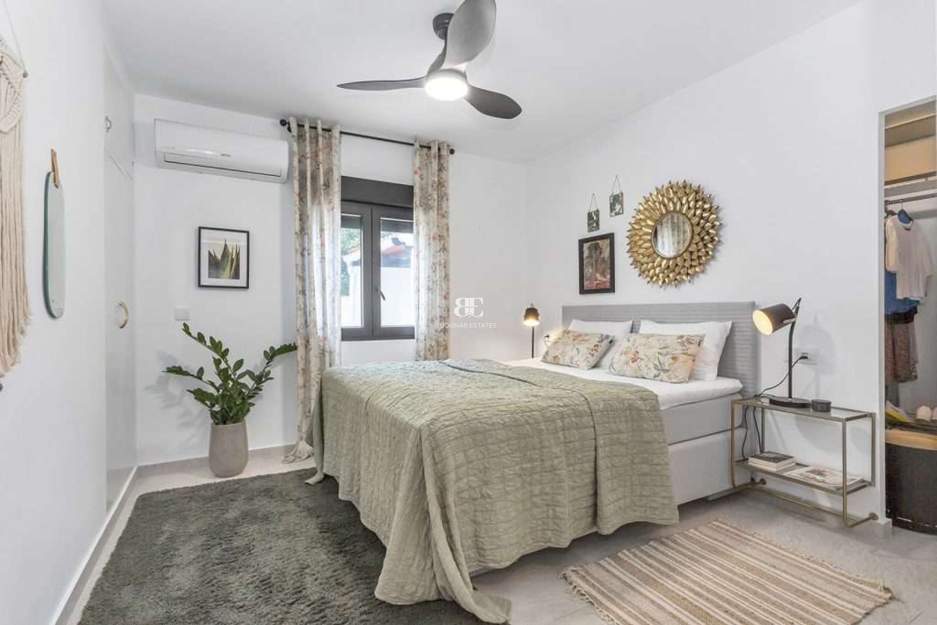Resale - Villa / Semi-detached Villa -
Torrevieja - Torreta Florida