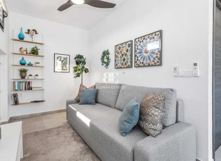 Resale - Villa / Semi-detached Villa -
Torrevieja - Torreta Florida