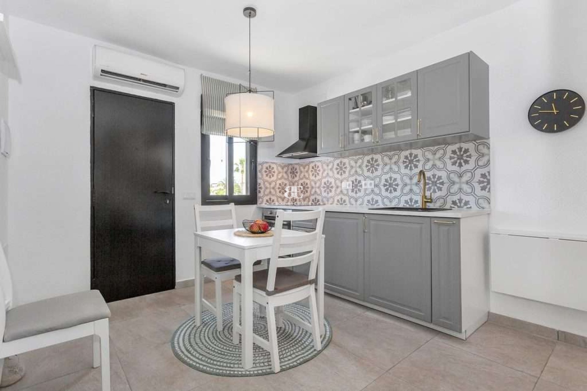 Resale - Villa / Semi-detached Villa -
Torrevieja - Torreta Florida