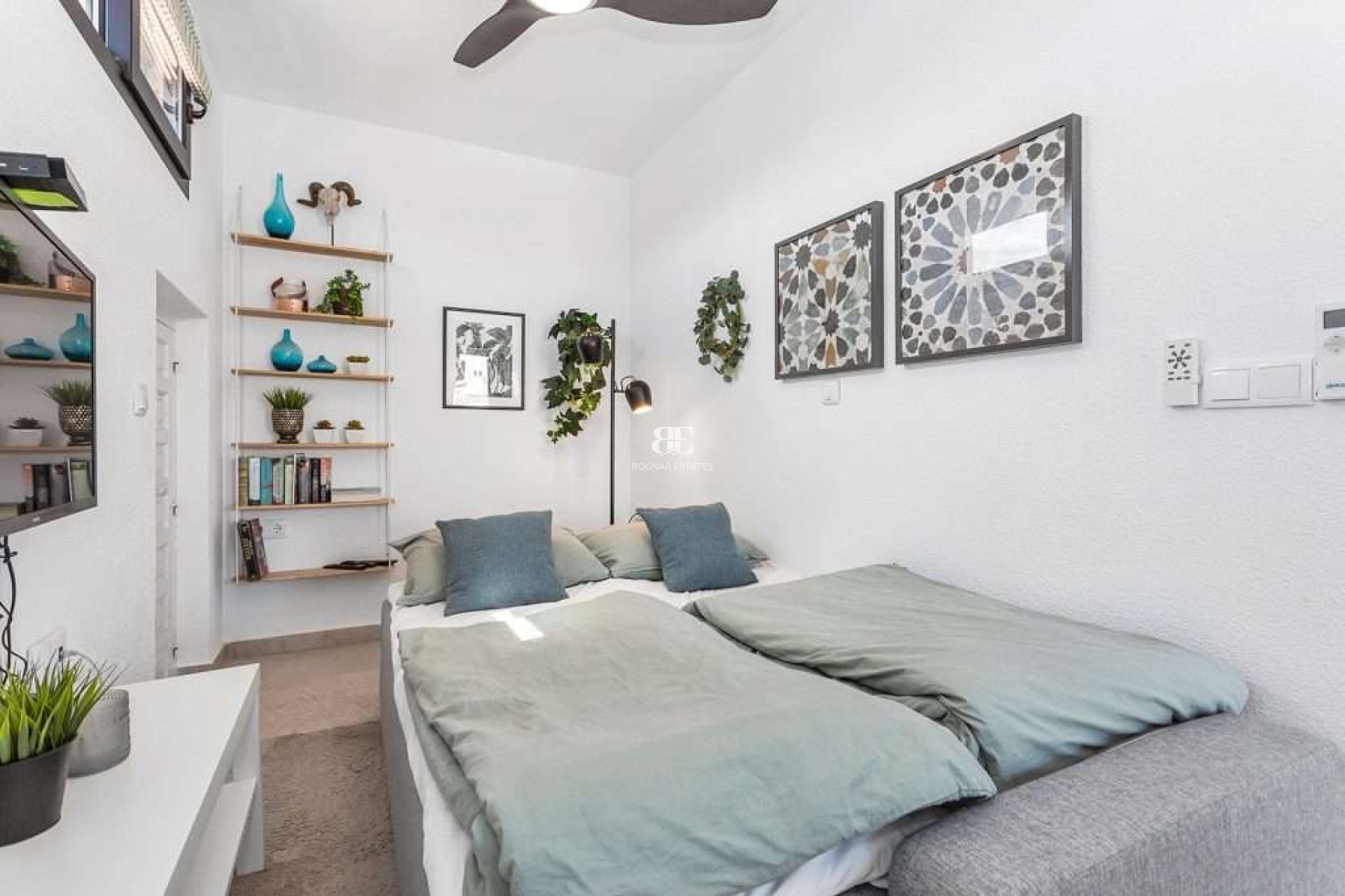 Resale - Villa / Semi-detached Villa -
Torrevieja - Torreta Florida