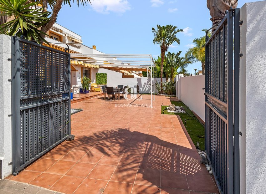 Resale - Villa -
Torre de la Horadada - Pueblo Latino