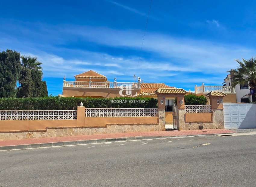 Resale - Villa -
Torrevieja - El Chaparral