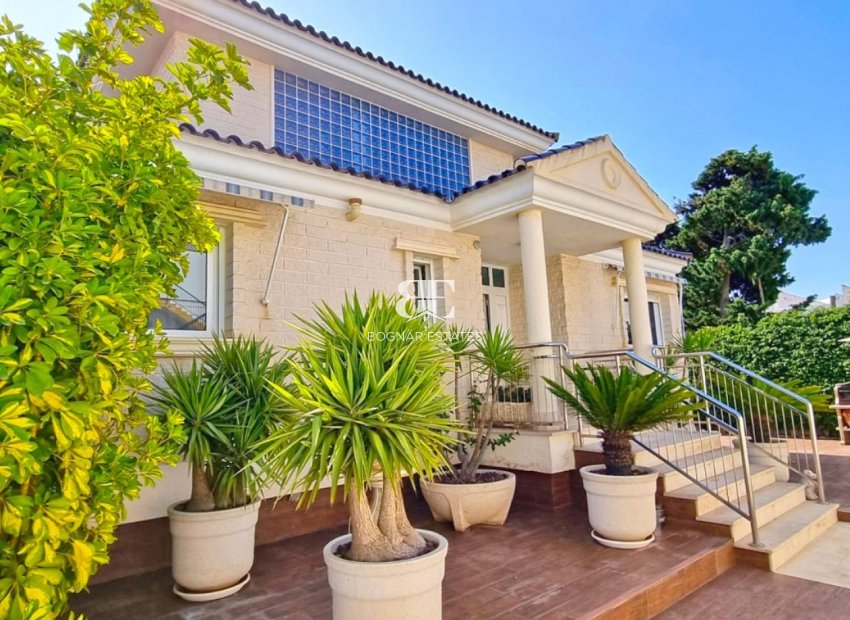 Resale - Villa -
Torrevieja - La Mata