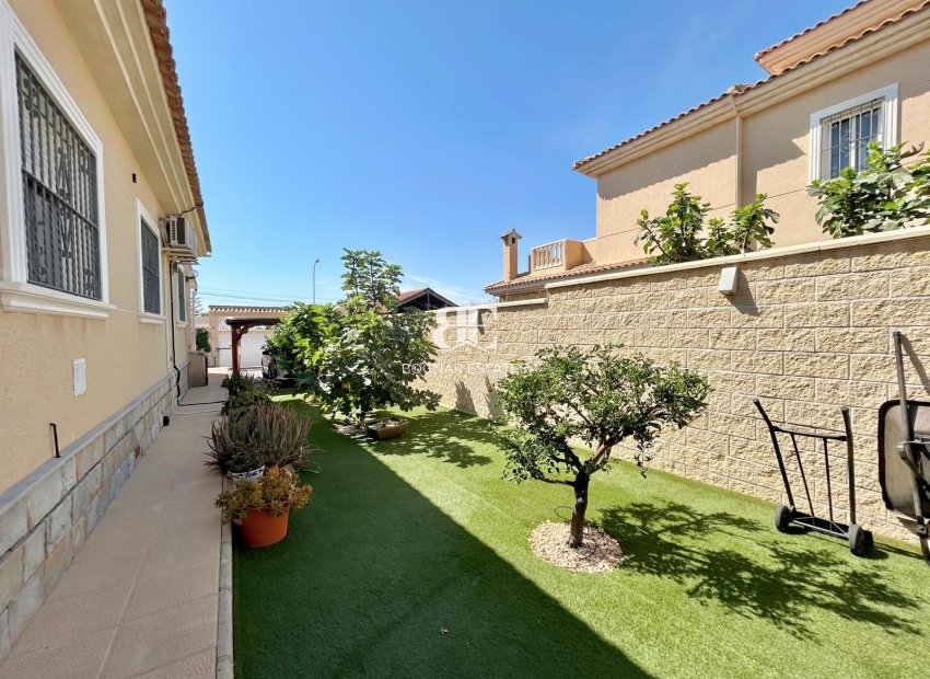 Resale - Villa -
Torrevieja - La Siesta