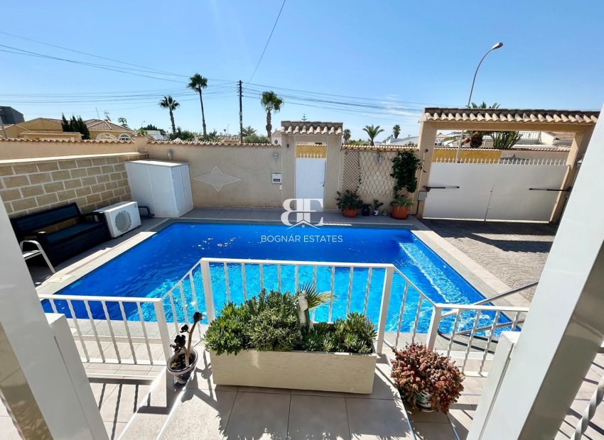 Resale - Villa -
Torrevieja - La Siesta