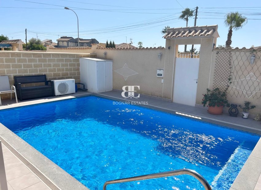 Resale - Villa -
Torrevieja - La Siesta