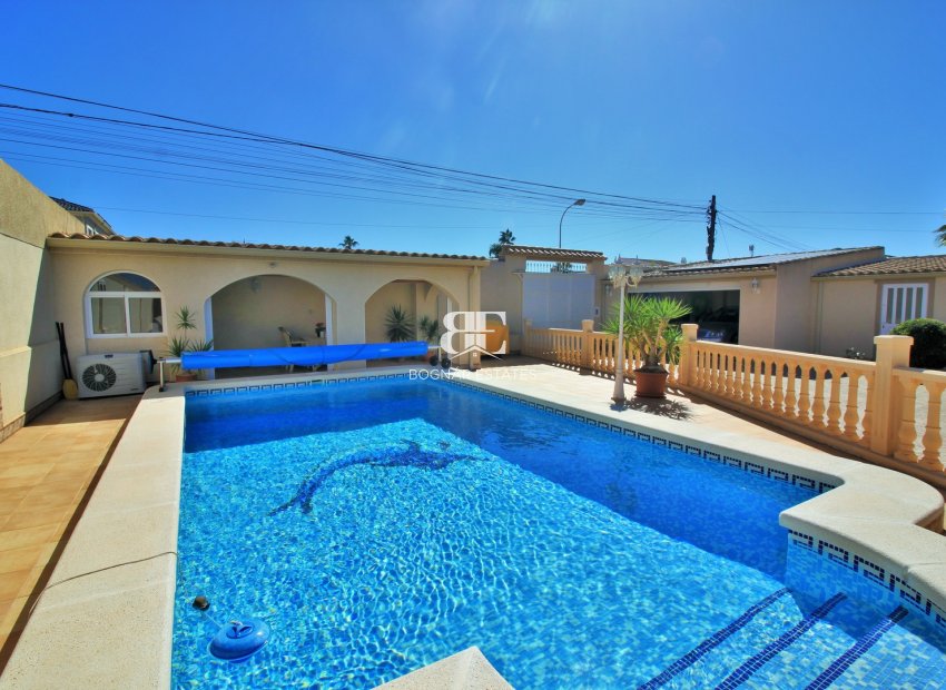 Resale - Villa -
Torrevieja - La Siesta