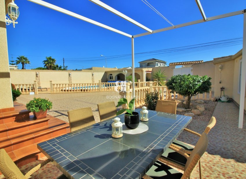 Resale - Villa -
Torrevieja - La Siesta