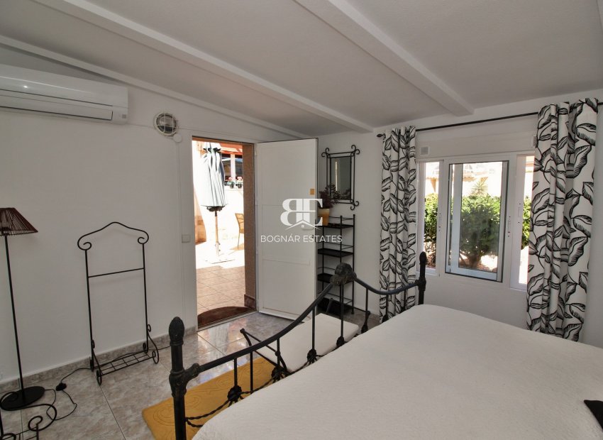 Resale - Villa -
Torrevieja - La Siesta