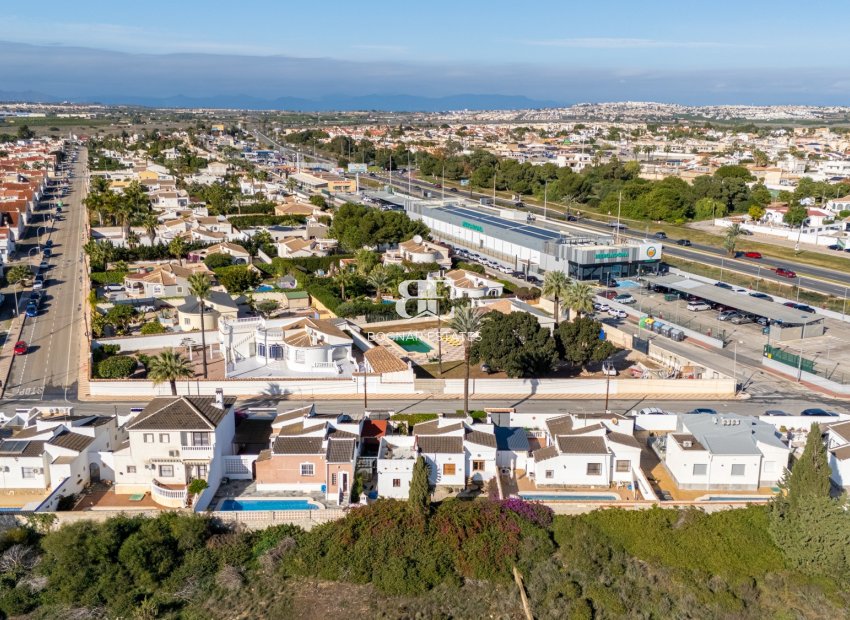Resale - Villa -
Torrevieja - Urbanización San Luis