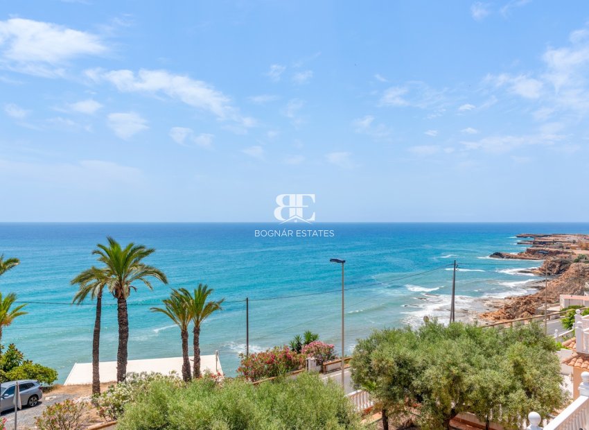 Resale - Villa -
Torrevieja