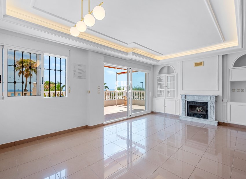 Resale - Villa -
Torrevieja