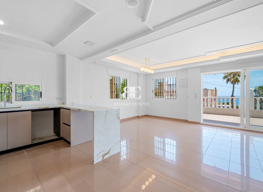 Resale - Villa -
Torrevieja