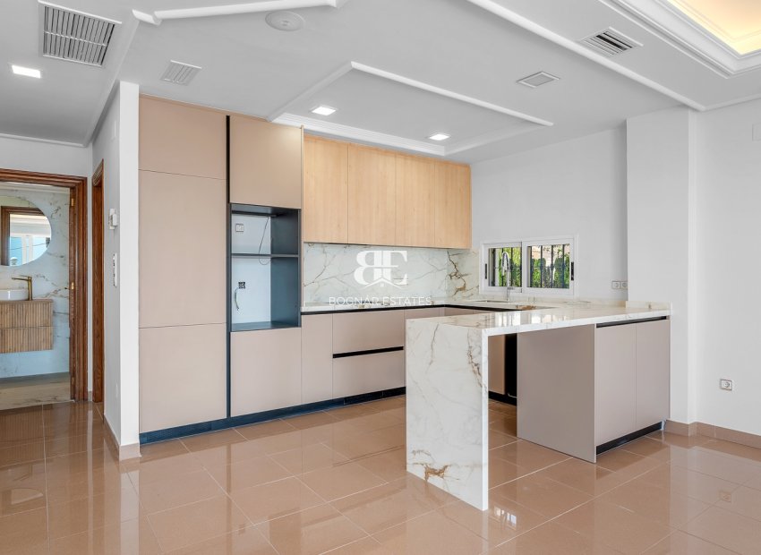 Resale - Villa -
Torrevieja