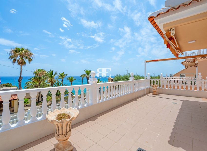 Resale - Villa -
Torrevieja