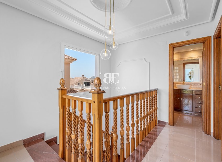 Resale - Villa -
Torrevieja