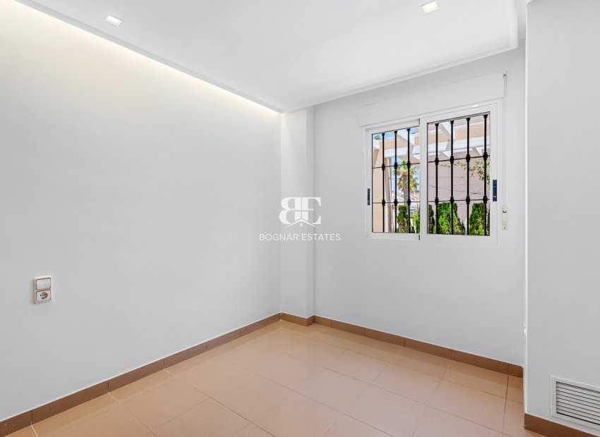 Resale - Villa -
Torrevieja