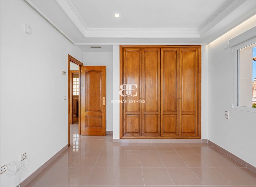 Resale - Villa -
Torrevieja