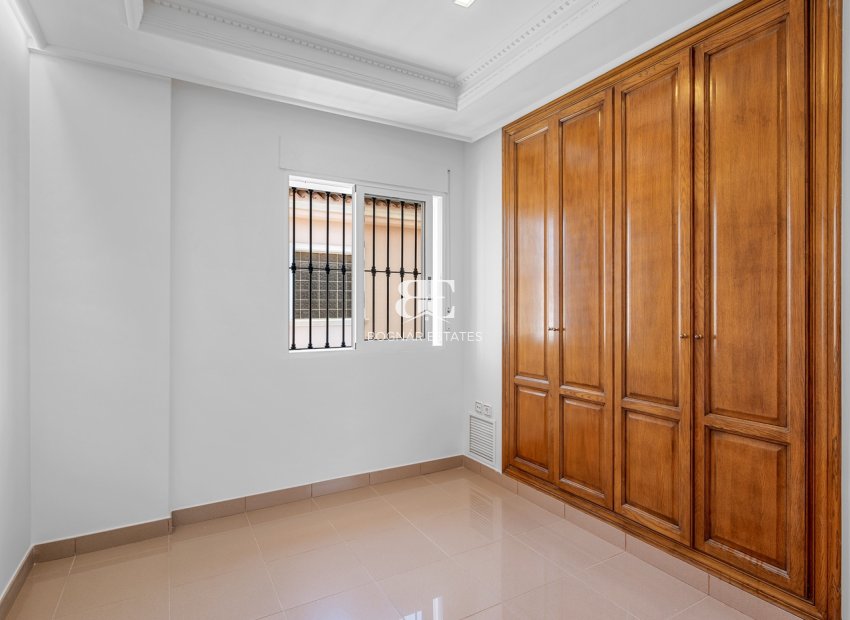 Resale - Villa -
Torrevieja