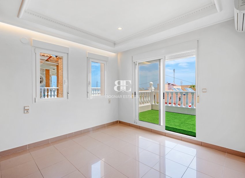 Resale - Villa -
Torrevieja