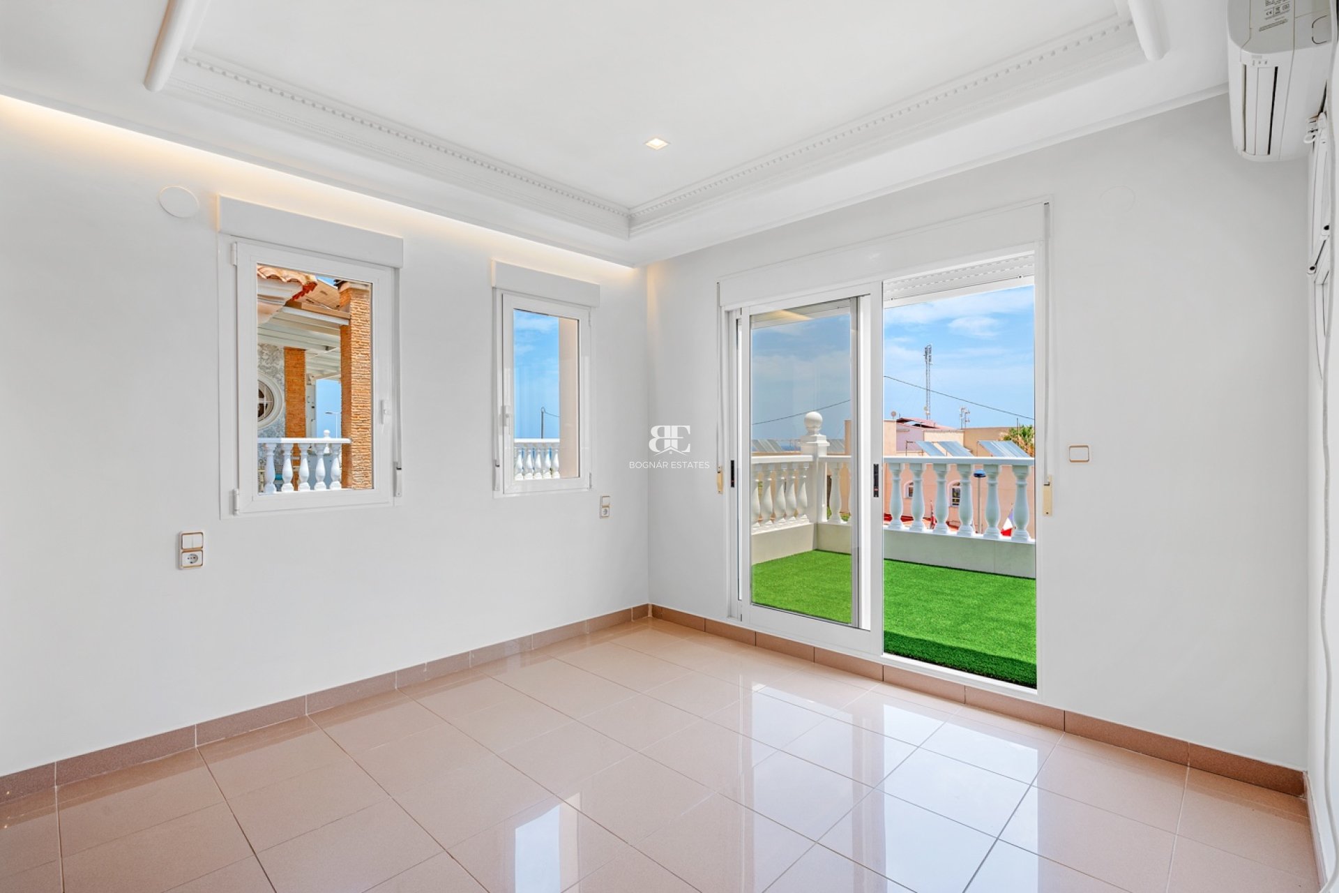 Resale - Villa -
Torrevieja