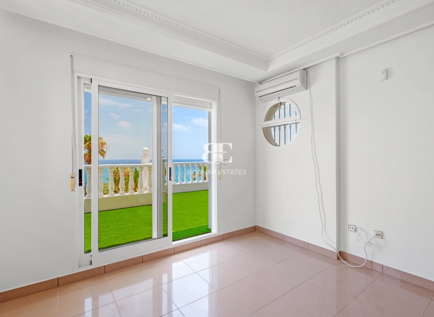 Resale - Villa -
Torrevieja