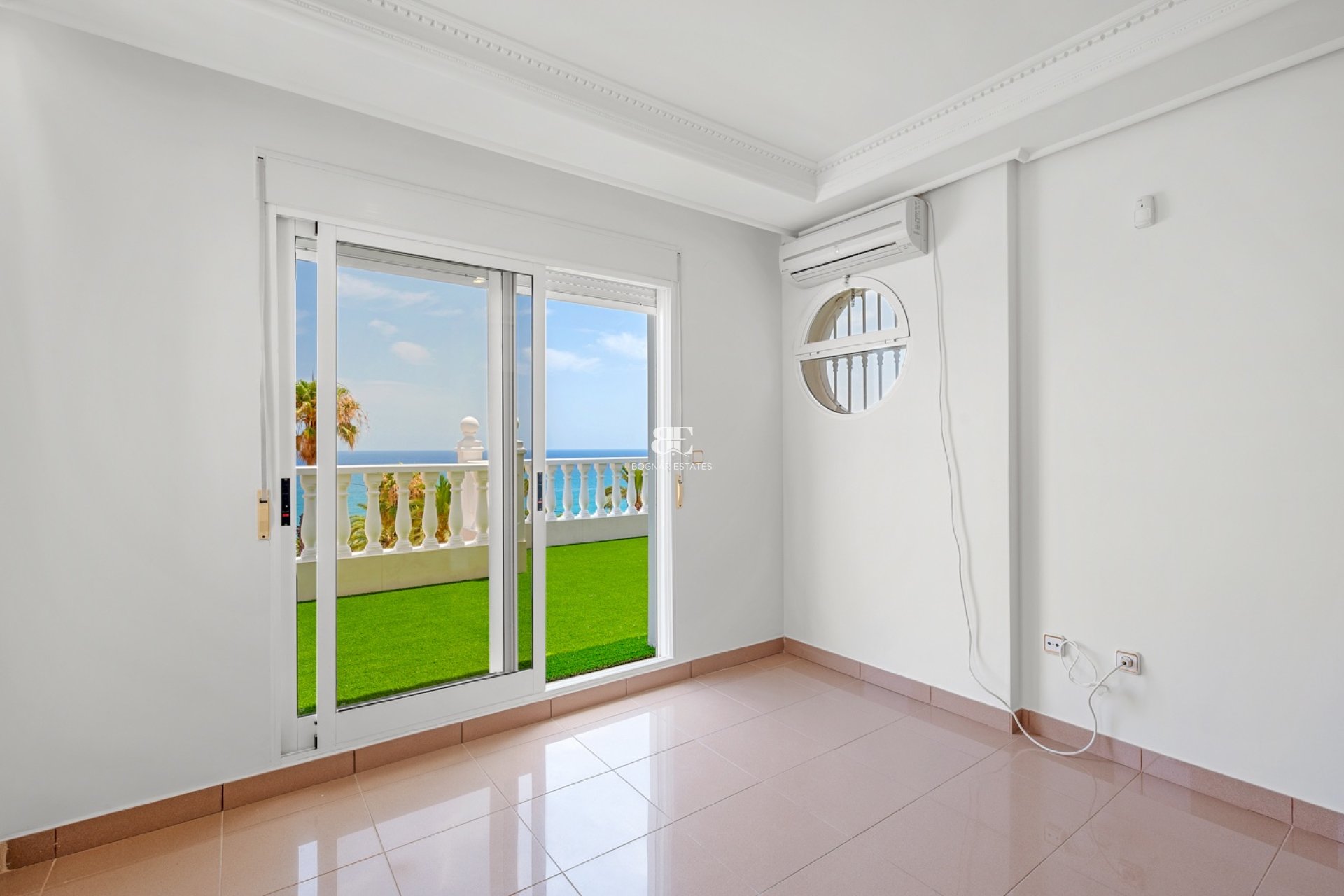 Resale - Villa -
Torrevieja