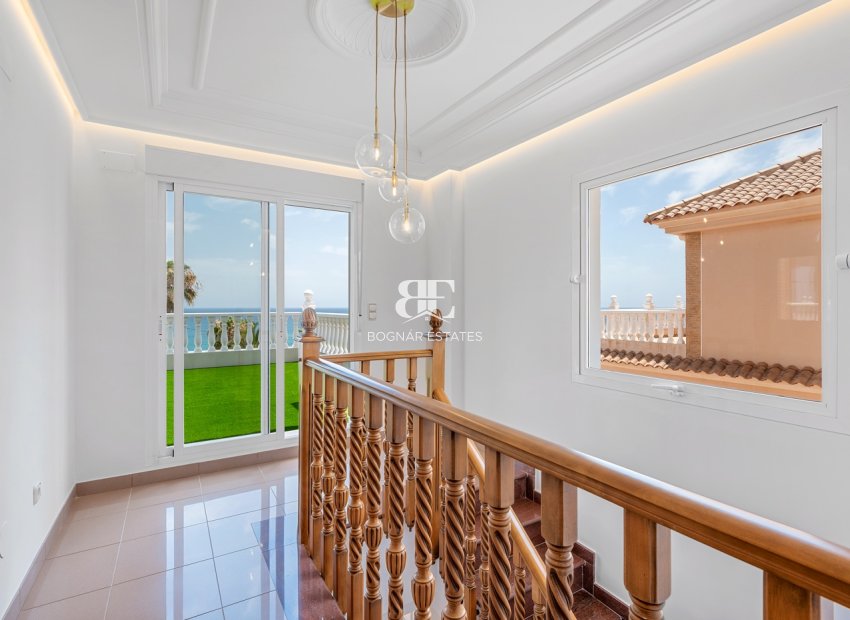 Resale - Villa -
Torrevieja