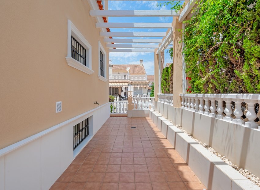 Resale - Villa -
Torrevieja