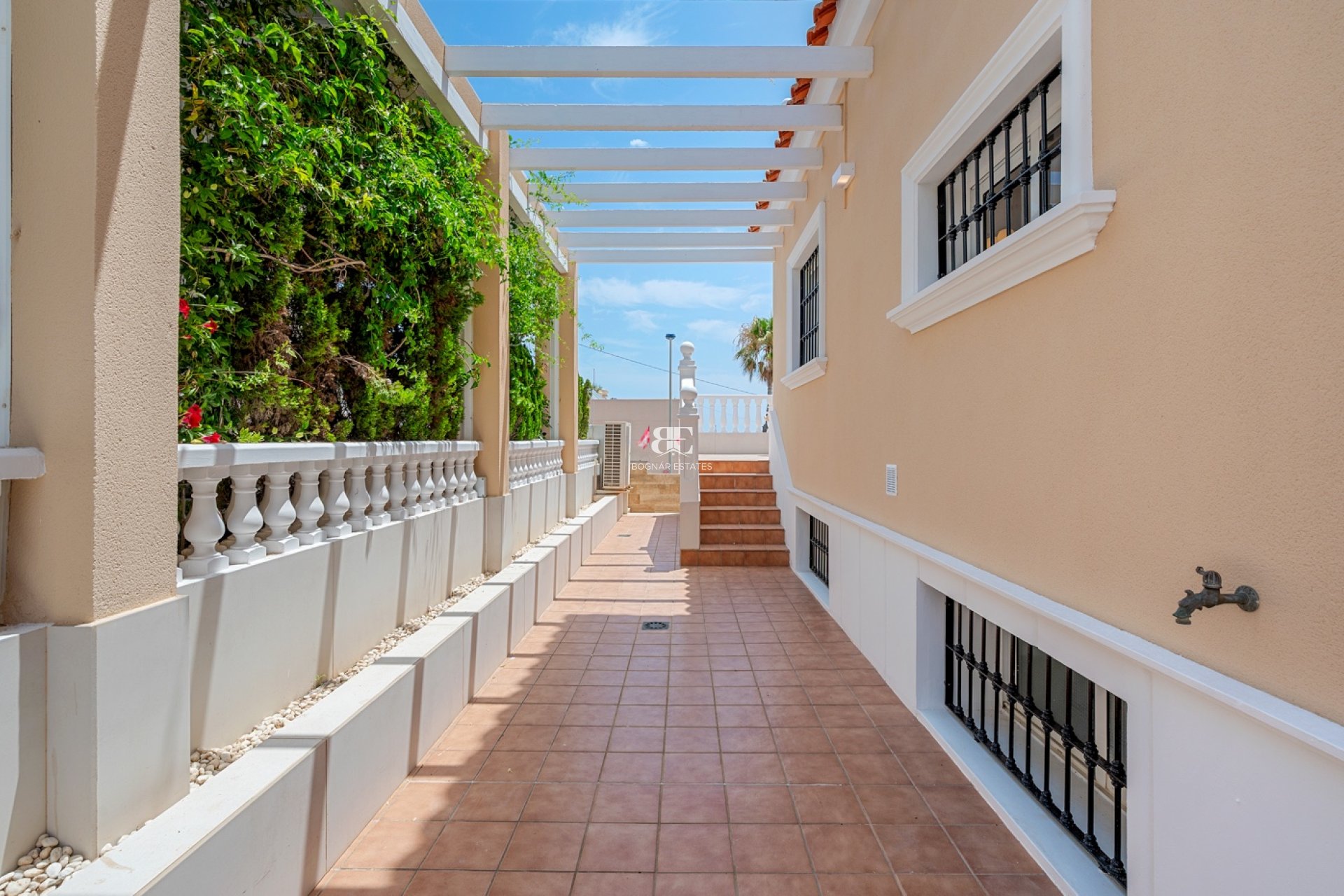 Resale - Villa -
Torrevieja
