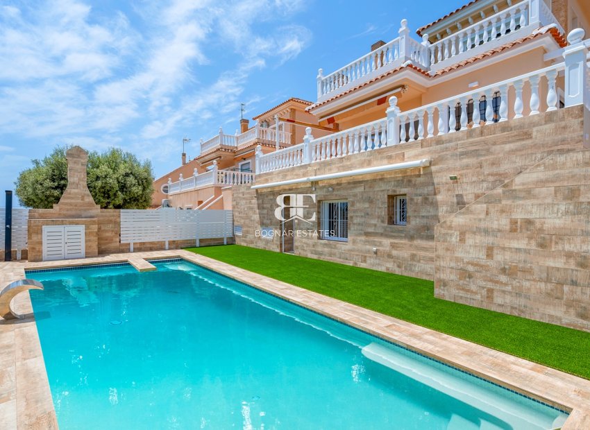 Resale - Villa -
Torrevieja