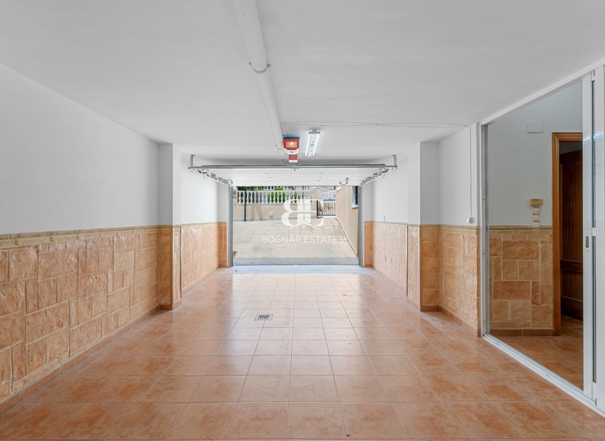 Resale - Villa -
Torrevieja