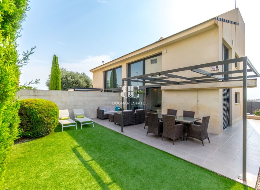 Resale - Villa -
Villamartín - Los Dolses