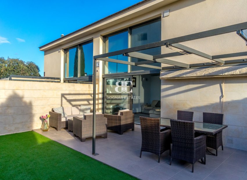 Resale - Villa -
Villamartín - Los Dolses