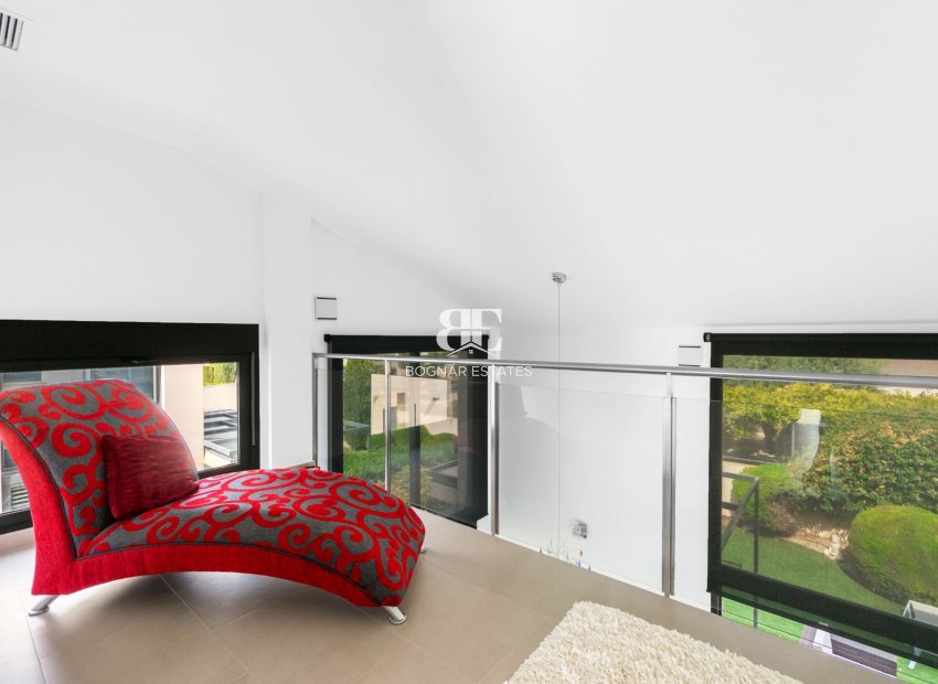 Resale - Villa -
Villamartín - Los Dolses