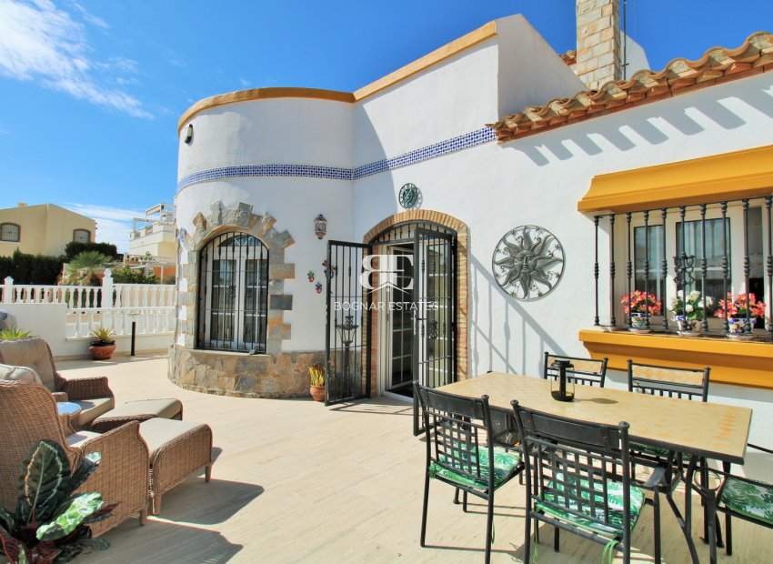Resale - Villa -
Villamartín - Los Dolses