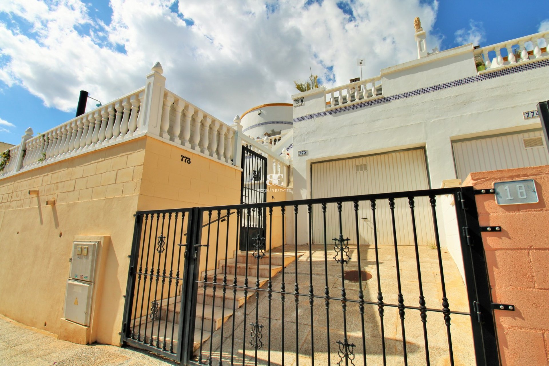Resale - Villa -
Villamartín - Los Dolses