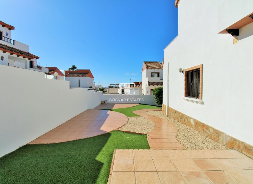 Resale - Villa -
Villamartín - PAU 8