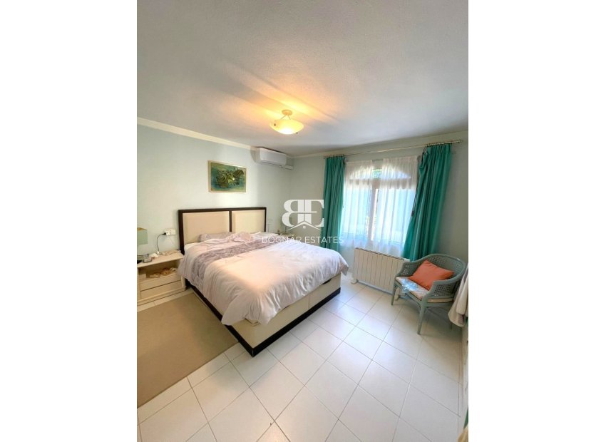 Resale - Villa -
Villamartín