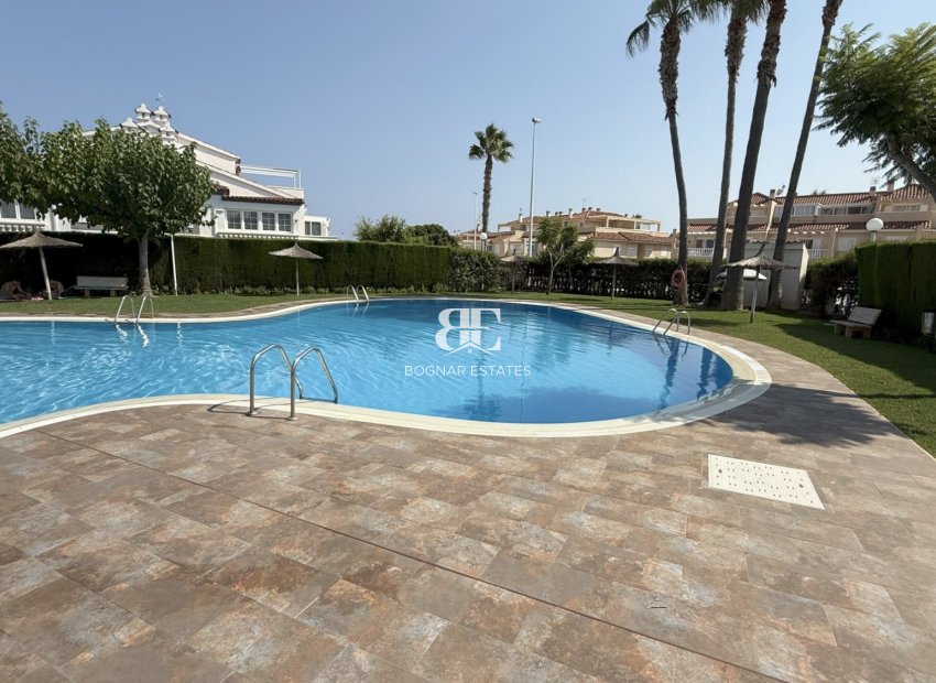 Wiederverkauf - apartment -
Orihuela Costa - La Zenia