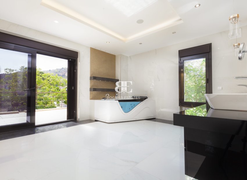 Wiederverkauf - Villa -
Alicante - Vistahermosa