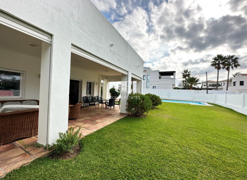 Wiederverkauf - Villa -
Marbella - Las Chapas