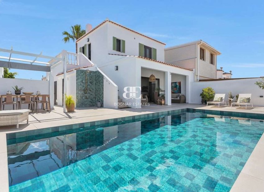 Wiederverkauf - Villa / Semi-detached Villa -
Torrevieja - Torreta Florida