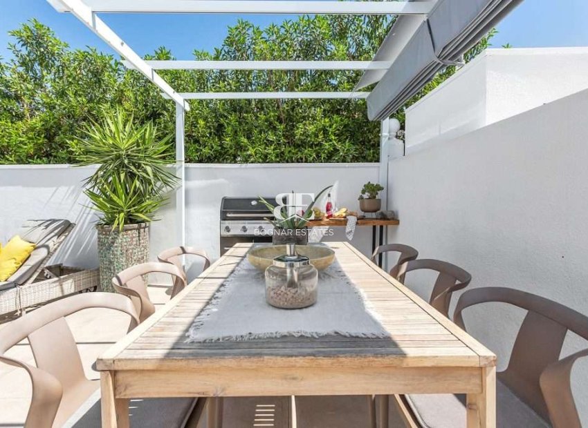 Wiederverkauf - Villa / Semi-detached Villa -
Torrevieja - Torreta Florida