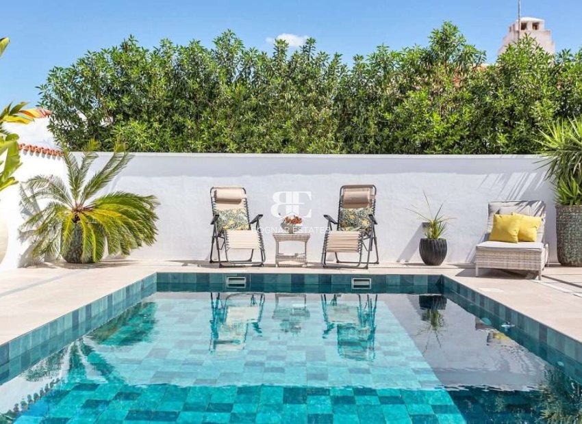 Wiederverkauf - Villa / Semi-detached Villa -
Torrevieja - Torreta Florida
