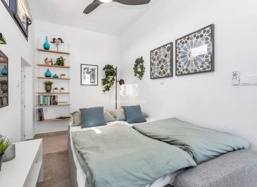 Wiederverkauf - Villa / Semi-detached Villa -
Torrevieja - Torreta Florida