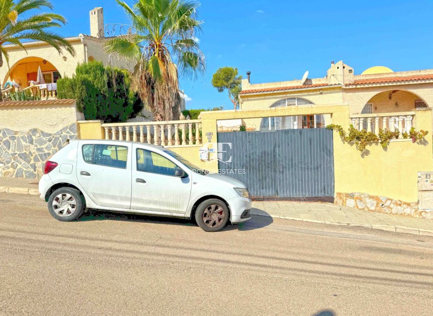 Wiederverkauf - Villa -
Torrevieja - Los Balcones - Los Altos del Edén